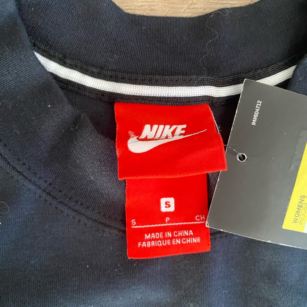 Nike Crop Top Small NWT - Picture 3 of 4